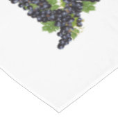 Branches de raisins de vin rouge sur une nappe bla (Angle)