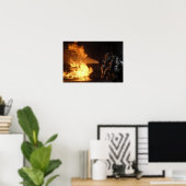 Brandblussers blussen een gesimuleerde batterijvez poster (Thuiskantoor)