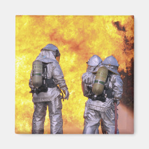 Brandblussers blussen een vliegtuig brand magneet