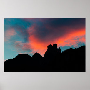 Brandende wolken boven de bergen poster
