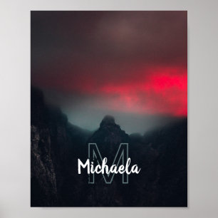 Brandende wolken, mist en bergen monogram poster