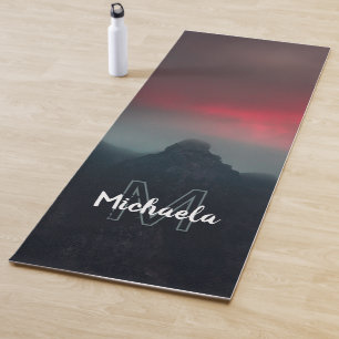 Brandende wolken, mist en bergen monogram yogamat