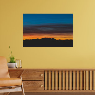 Brandende zonsondergang boven landschapssilhouet poster