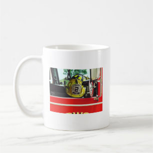 Brandweerhelmen in brandweerwagen koffiemok