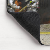 Brandweerlieden neutraliseren een levend vuur muismat (Hoek)