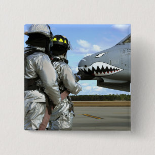 Brandweerlieden plaatsen een brandslang tijdens ee vierkante button 5,1 cm