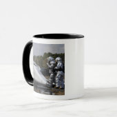 Brandweerlieden reageren op de scène mok (Voorkant links)