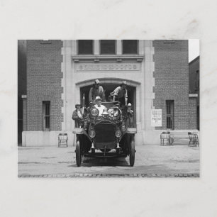 Brandweerman bij brandweerkazerne, 1925 briefkaart