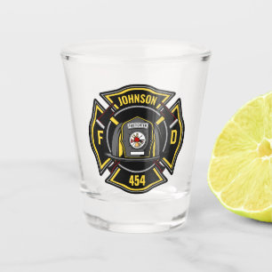 Brandweerman en brandweerteam van brandweerdienst shot glas