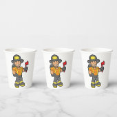 Brandweerman met een bijl papieren bekers