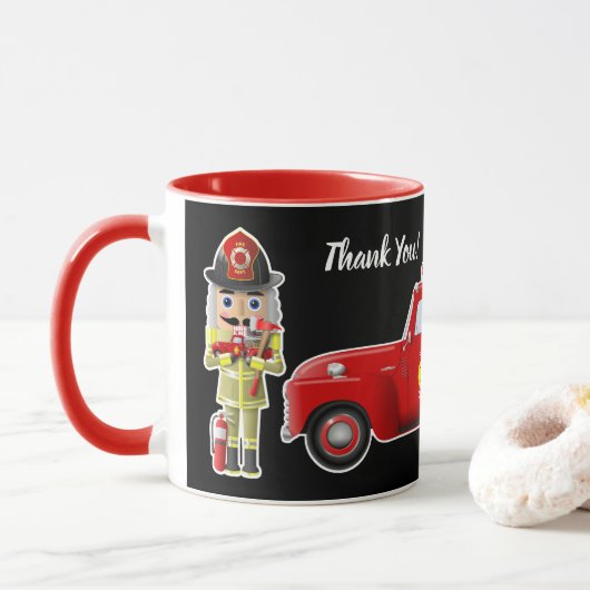 Brandweerman Nutcrackers met kleine rode vrachtwag Mok (Met donut)