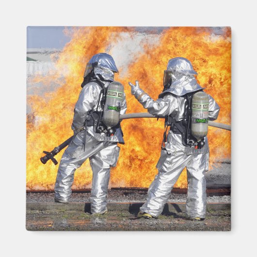 Brandweermannen vechten tegen gesimuleerde brand magneet (Voorkant)