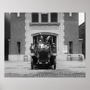 Brandweerploeg bij brandweerkazerne, 1925. Oude fo Poster