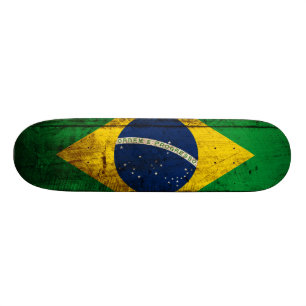 Braziliaanse vlag op oude houten korrel skateboard