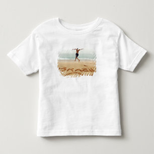 BRAZILIË. Man met ontbloot bovenlijf die een zwemp Kinder Shirts