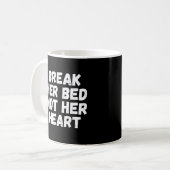Break her bed not her heart koffiemok (Voorkant links)