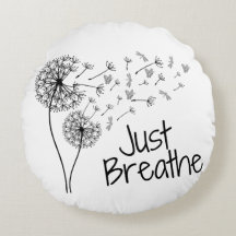 Breathe Round Coussin par Posh Little Finds