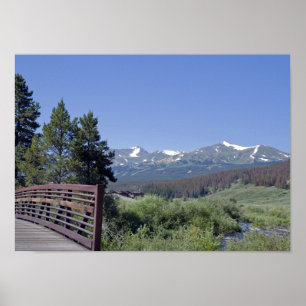 Breckenridge Bike Bridge en Snow Capped Mountains Poster
