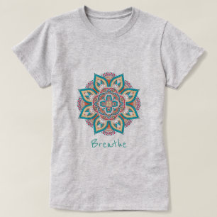Breed de slogan voort met een mandala-ontwerp t-shirt
