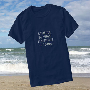 Breedtegraad en langwerplicht op donker t-shirt