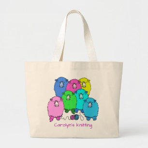 Breien. Fluffy schaap en garen met jouw naam Grote Tote Bag