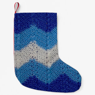 breiwerk met gestreepte figuren blauw en wit kleine kerstsok