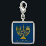 Breloque Golden Menorah<br><div class="desc">Charme argenté carré sterling avec l'image d'une menorah dorée et texte optionnel sur le bleu royal. Voir bouton carré correspondant, grand porte - clé métallique haut de gamme carré, collier carré et montre à poignet. Voir l'ensemble de la collection Hanoukka Charm sous la catégorie ACCESSOIRES dans la section VACANCES.</div>