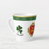 Brennan Irish Shield & Tartan gepersonaliseerd Latte Mok (Linkerhoek)