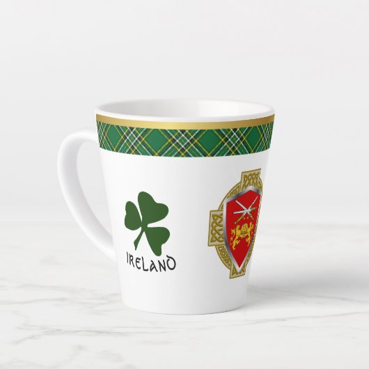 Brennan Irish Shield & Tartan gepersonaliseerd Latte Mok (Linkerhoek)