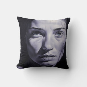 "Brianna Blue" Vrouwen in houtskool Kussen