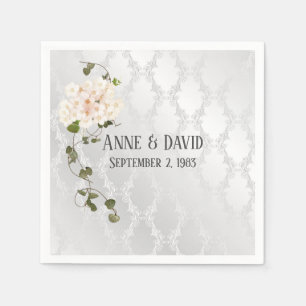 Bridal Hydrangea Bouquet op White Satin Servet