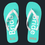 Bride bleu turquoise<br><div class="desc">Bleu turquoise clair avec Mariée écrite en blanc et date du mariage en corail avec accents blancs. Jolie destination de plage ou de lune de miel tongs. Design original par TamiraZDesigns.</div>