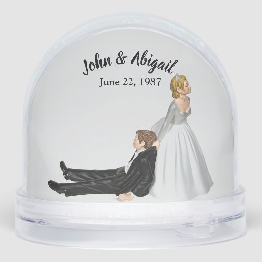 Bride Dragging the Reluctant Groom Sneeuwbol (Achterkant)