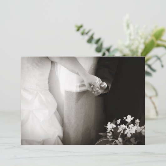 Bride en groom handen bruiloft uitnodiging (Staand voorkant)