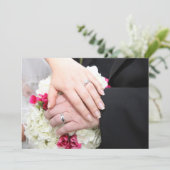 BRIDE EN GROOM HOLD HANDS INVITATION KAART (Staand voorkant)