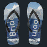 Bride Groom Ocean Waves Blue Sky<br><div class="desc">Ma Photographie Originale & Design Graphique. Un des types de tongs Bride Groom a été conçu sur mesure. Joli Ciel Bleu avec des nuages Blancs Fluffy, Mer Bleue et Mousse Blanche Vagues Océan. Unisex Flip Flops avec Mariée et Groom écrit dans un texte argenté, et Date du mariage dans un...</div>