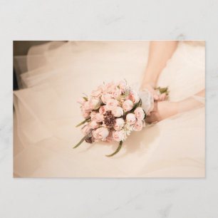 Bride holding roze roos bouquet op huwelijksuitnod kaart