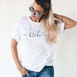 Bride Noir Blanc mariage de script moderne<br><div class="desc">T-shirt de mariée mariage avec "mariée" en belle typographie de script imprimé sur le devant. Chemise mignonne et simple dans un script noir chic. Fait une grande douche nuptiale,  une fête de bachelorette ou un cadeau mariage pour l'avenir Mme!</div>