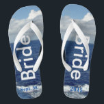 Bride Ocean Waves Blue Sky<br><div class="desc">Des tongs de mariée uniques conçus sur mesure. Joli Ciel Bleu avec des nuages Blancs Fluffy, Mer Bleue et Mousse Blanche Vagues Océan. Unisex Flip Flops with Bride écrit dans un texte argenté clair, et Date du mariage dans un texte bleu. PERSONNALISER avec votre DATE Mariage (ou supprimer du texte)....</div>