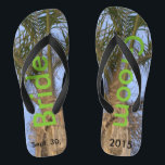 Bride Salle Palm Trees Ciel bleu<br><div class="desc">Palmiers cool avec un joli ciel bleu Unisex tongs avec mariée et groom écrit dans un joli texte vert sur les deux tongs, et Date du mariage en texte noir. Ressentez votre unité à chaque pas que vous faites. Laisser travailler sur chaque tongs comme est Bride et Groom, modifier pour...</div>