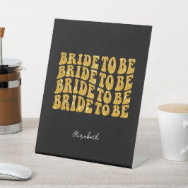 Bride to Be Gold Glitter Tekst met Naam, Zwart Reclamebord Met Voetstuk