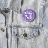 Bride Tribe Bachelorette Pin Violet Ronde Button 5,7 Cm (In situ)