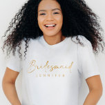 Bridesmaid Gold Nom personnalisé Bachelorette<br><div class="desc">Le T-Shirt Bridesmaid Gold Custom Name Bachelorette est une pièce de déclaration moderne et minimaliste pour votre fête de mariée. Doté d'un faux script d'or élégant, ce chemisier simple mais élégant est parfait pour les fêtes de bachelorette et peut être customisé avec le nom de chaque femme de ménage. C’est...</div>
