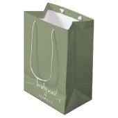 Bridesmaid Modern Minimalist Script Sage Green Medium Cadeauzakje (Voorkant Gekanteld)