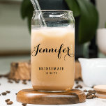 Bridesmaid Personnalisé Nom Personnalisé Mariage<br><div class="desc">Bridesmaid Personnalisé Nom Personnalisé Mariage Fête Can Glass présente le nom de votre servante dans un élégant script de calligraphie avec le texte "Bridesmaid" et votre date de mariage ci-dessous. Sur mesure pour vos demoiselles d'honneur. Faites un cadeau ou une faveur de mariage fabuleux. Conçu par ©2025 Evco Studio www.zazzle.com/store/evcostudio...</div>