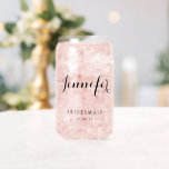 Bridesmaid Personnalisé Nom Personnalisé Mariage<br><div class="desc">Bridesmaid Personnalisé Nom Personnalisé Mariage Fête Can Glass présente le nom de votre servante dans un élégant script de calligraphie avec le texte "Bridesmaid" et votre date de mariage ci-dessous. Sur mesure pour vos demoiselles d'honneur. Faites un cadeau ou une faveur de mariage fabuleux. Conçu par ©2025 Evco Studio www.zazzle.com/store/evcostudio...</div>