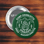 Bridesmaids Badge Custom Camp Bachelorette<br><div class="desc">Bouton de camp de bachelorette à utiliser comme badge pour vos demoiselles d'honneur avec un design avec des montagnes et un feu de camp. Personnalisez le produit avec le nom du futur marié ou du camp,  la date de la fête,  le camping ou tout message personnalisé.</div>