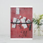 BRIEF HOLDER IN HOUT MONOGRAM rood zwart wit Briefpapier (Staand voorkant)