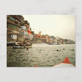 Briefkaart die in de Ganges zwaait, Varanasi India