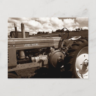 Briefkaart ~ Een  tractor Sluiten met wolken